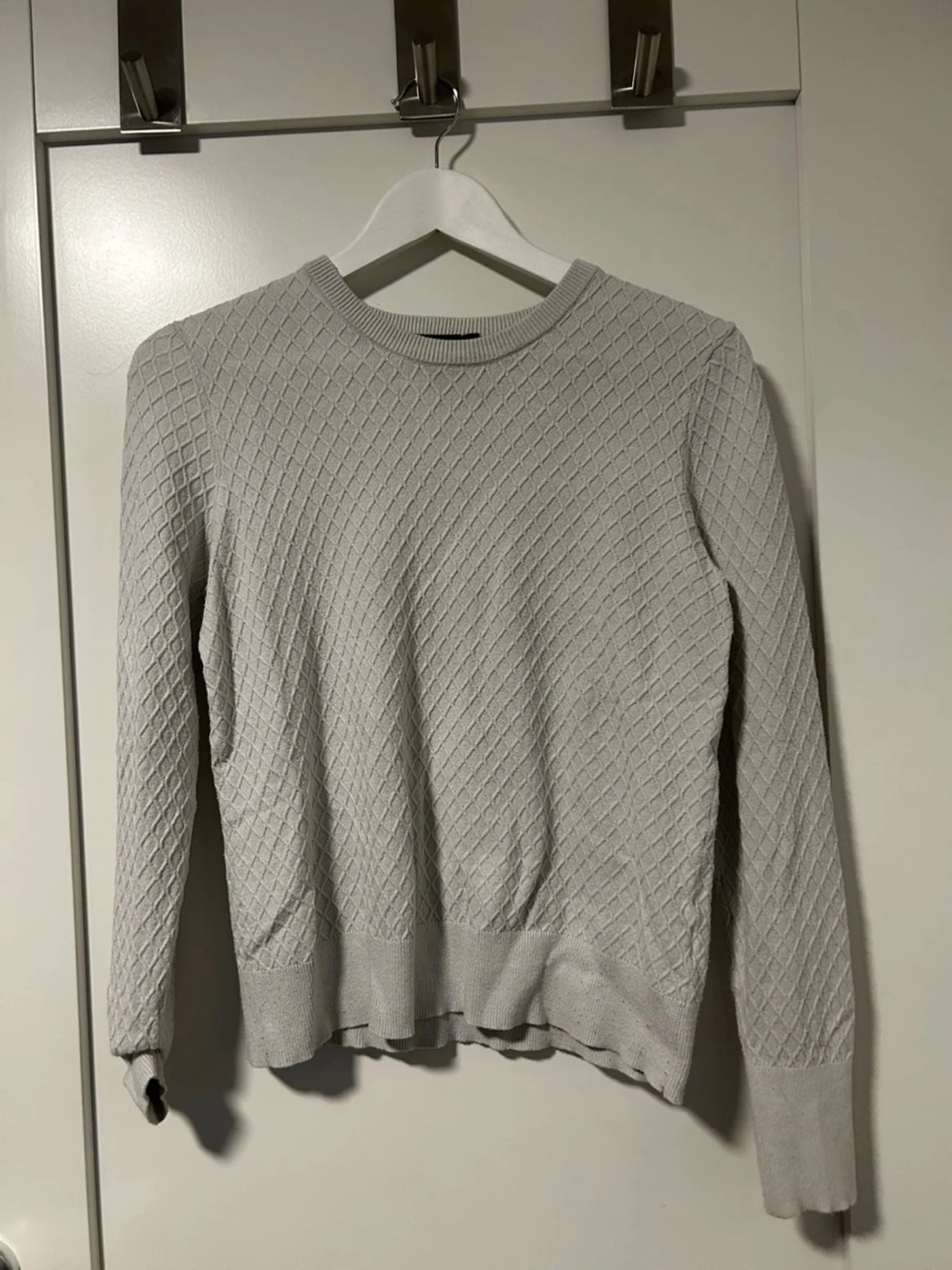 Beige/ grå stickad tröja med diamantmönster