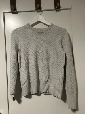 Beige/ grå stickad tröja med diamantmönster - Stickad tröja från Lindex  