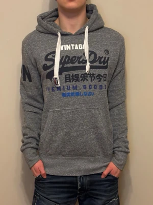 Superdry Hoodie - Grå Superdry hoodie-storlek (S)-pris: 599kr. Vid funderingar hör av er! Först till kvarn!