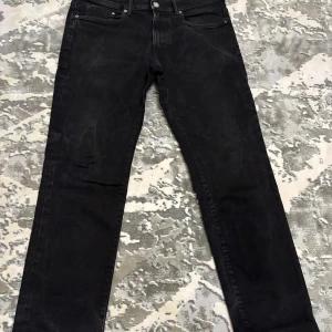Svarta straight jeans från H&M 34/32 - Svarta jeans från H&M i straight regular fit-modell. Klassisk femficksdesign med raka ben och normal passform. Jeansen är tillverkade i ett mjukt bomullstyg och har diskreta sömmar och knappgylf. Perfekta för en clean och stilren look.
