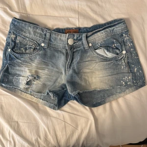 Jätte Lowwaist jeans shorts - Aldrig använt dessa. De är väldigt lågmidjande och snygga.  