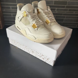 Jordan 4 metallic gold - Säljer ett par sprillans nya jordan 4 i storlek 43(passar även som 42,5), eftersom de ej har kommit till användning. Värdet ligger runt 3500-4000kr, priset kan alltid diskuteras och vid fler frågor/funderingar kontakta gärna säljaren!