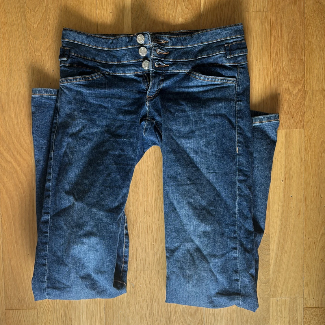 Blå bootcut jeans med medelhög midja