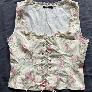 Corset top - Jättesöt korsettopp, använt 1 gång så är i mycket bra skick 🌸