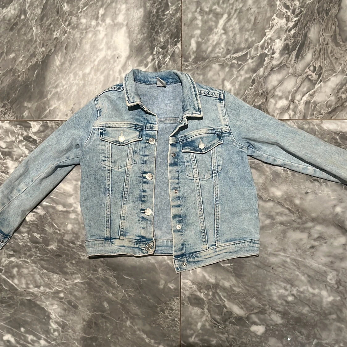 Ljusblå jeansjacka från &Denim