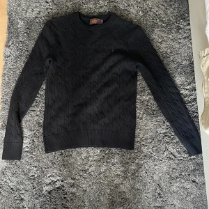 Morris tröja  - Säljer nu en svart stickad Morris tröja i väldigt fint skicka då den va för liten för mig. 