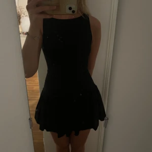 Svart kort klänning från Zara - Supersnygg svart kort klänning från Zara! Inga defekter, använt en gång!