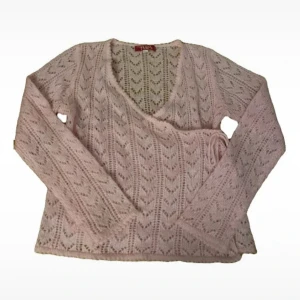 Ljusrosa omlottstickad kofta - Supersöt ljusrosa stickad kofta från check this med omlottmodell och knyt i sidan. 💞Den är mer rosa än vad som syns på bilden 