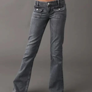 Jeans från gina tricot  - gråa jätte fina jeans från Gina Young. Är i storlek 164. Inga stora slitningar och är i bra skick och är inte så använda.☺️