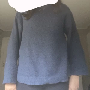 Mörkblå stickad tröja från 157 - Mysig mörkblå stickad tröja från lager 157 med rund halsringning och långa ärmar. Perfekt för lager-på-lager och chill dagar. Jätte varm och myssar och passar perfekt nu när hösten kommer snart. Enkel och stilren design som funkar till det mesta. Säljes i storlek S. Priset kan diskuteras.