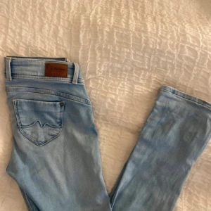 PEPE jeans - Säljer dessa helt oanvända Pepe jeans! Har inga fler bilder, strl 25 vilket motsvarar XS❤️low waist bootcut