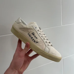 Saint Laurent skor  - Hej! Säljer nu dessa svin feta saint Laurent skor. Skorna är i grymt skick! Inga defekter. 39 passar 40-41