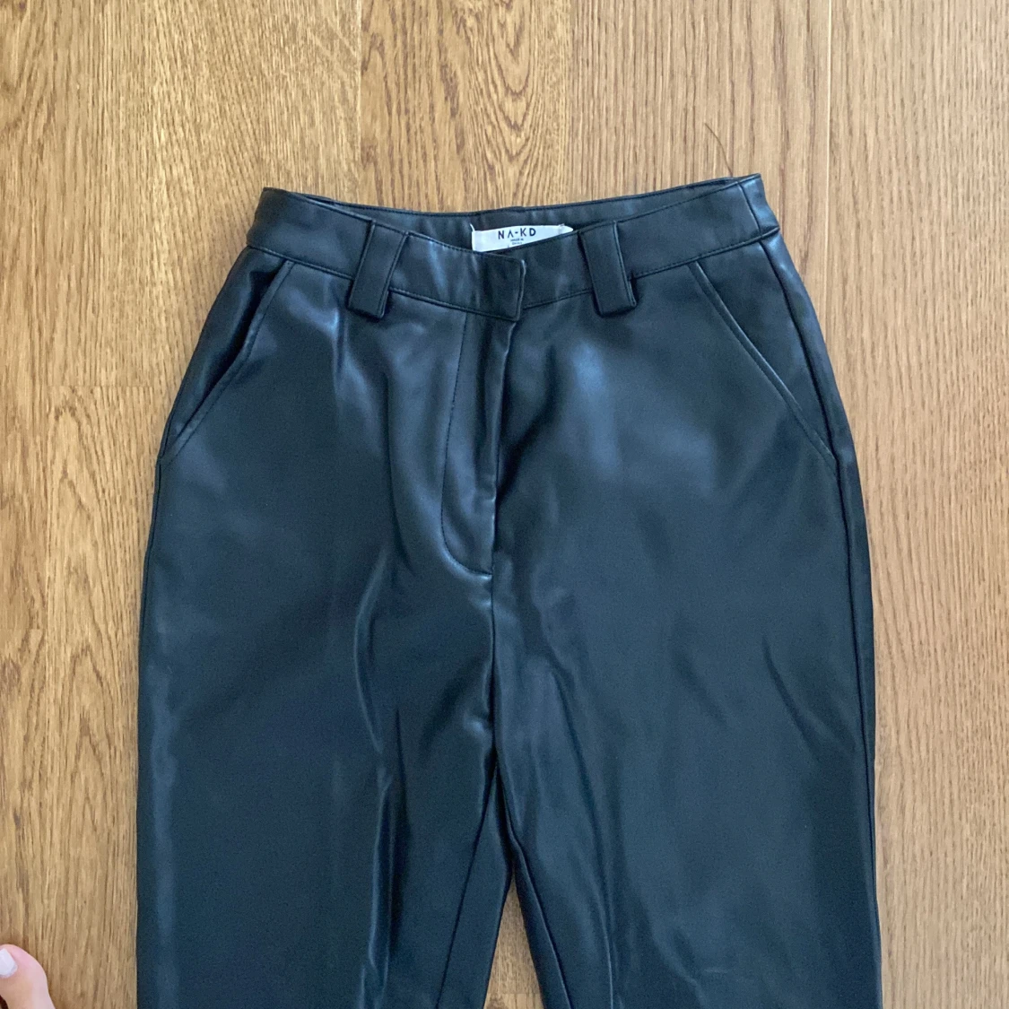 Svarta bootcut byxor i skinn från NA-KD - 1