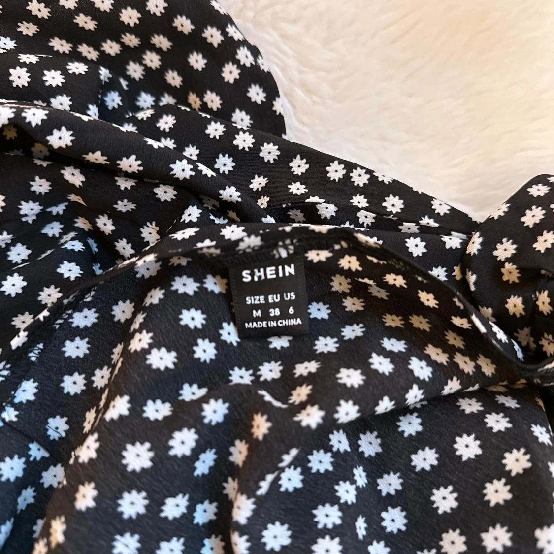 Svart blommig midiklänning från SHEIN - 3