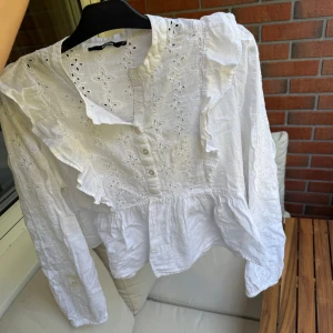 Blus - Säljer min fina blus från bikbok som köpte för något år sedan. Kommer ej till användning för mig längre. Små i storlek💞
