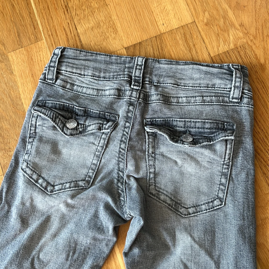 Grå bootcut jeans från Gina Tricot - 3