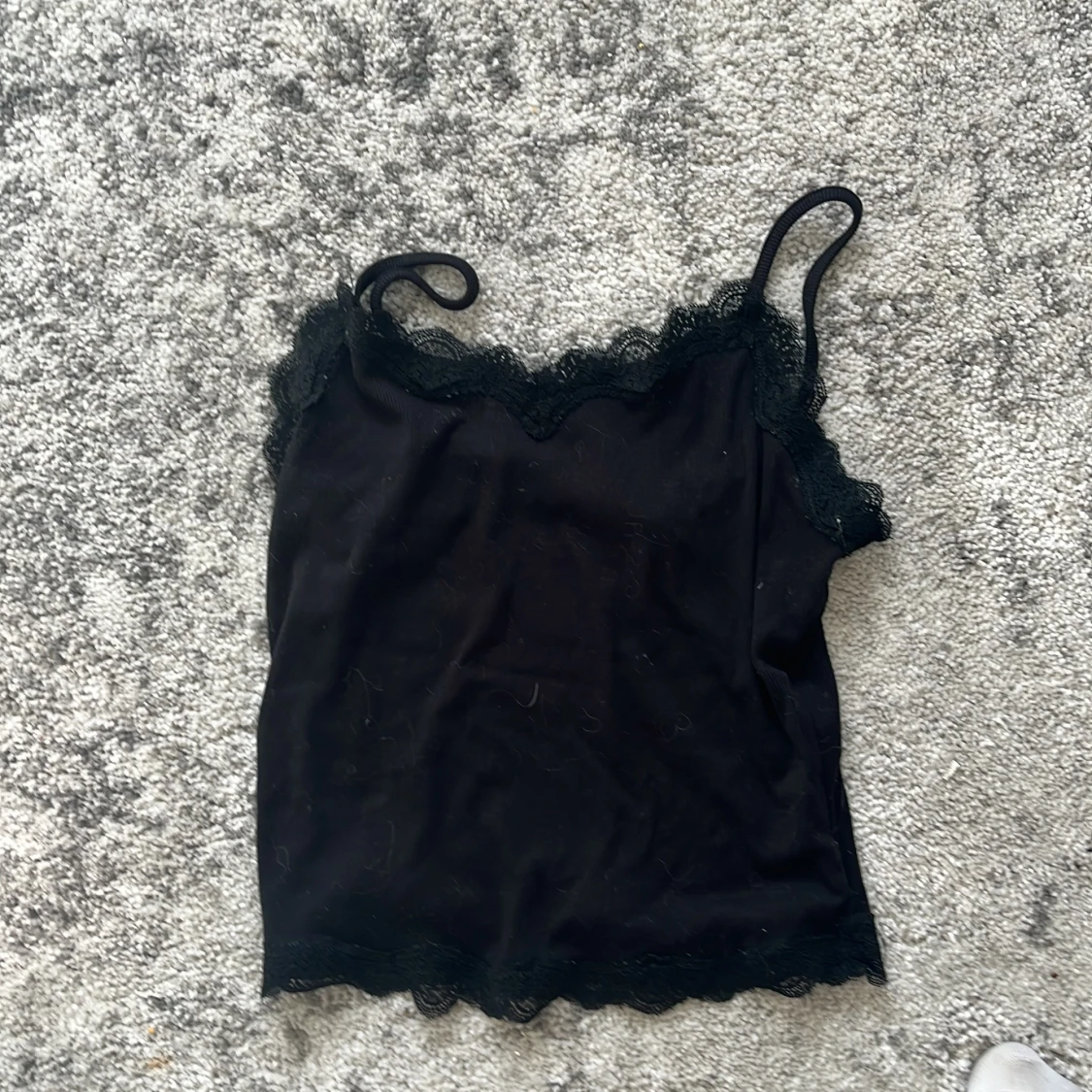 Svart linnetopp med spetsdetaljer - 1