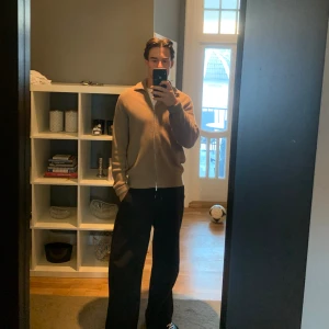 Zip Up Stickad Tröja från Massimo Dutti - En fin stickad tröja med dragkedja från Massimo Dutti. Passar perfekt för någon som är mellan 180-185 i storlek M. Väldigt sparsamt använd!