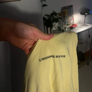L’homme rouge tröja - L’homme rouge tjocktröja i gult. Fint skick. Lite skrynklig efter ett tag i en låda bara. 