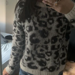 Stickad leopardmönstrad tröja💓 - Säljer en supermysig stickad tröja med leopardmönster från Lindex, den är i nytt skick💞 