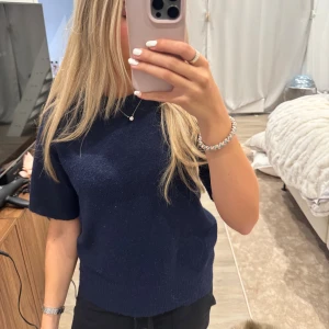 Mörkblå stickad tröja J'aime Olyto - Mysig mörkblå stickad tröja från J'aime Olyto med korta ärmar. Köpte den på Missäy i Göteborg💙