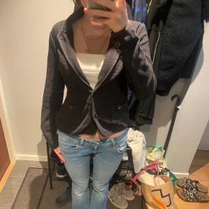 Svart kofta/Jacka - Jätte fin svart kofta från Stockholm LM. Passar jätte bra till höstsäsongen❤️