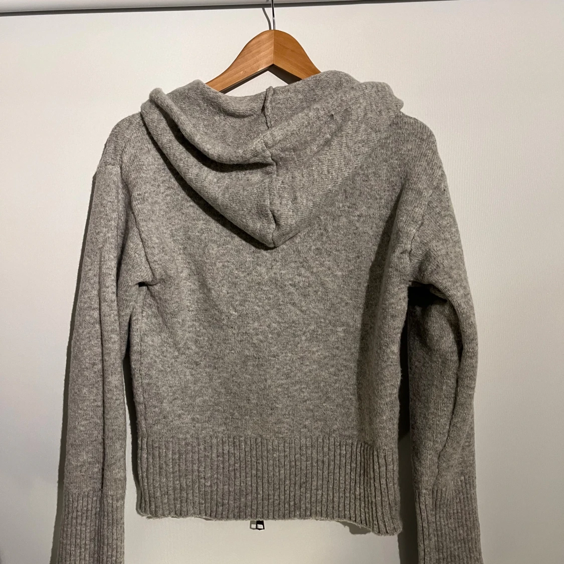 Grå stickad hoodie från Design by Amor - 2