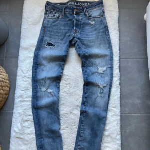 Blå jeans från jack and jones - Jätte bra skick. Storlek W29 L32. Passar dig mellan 175-187. Fraktas samma dag. Modell Slim fit glenn.