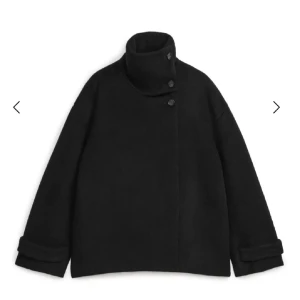 Arket kappa - Säljer min superfina kappa från arket i storlek 36!❤️skriv om du vill ha fler bilder eller har några frågor