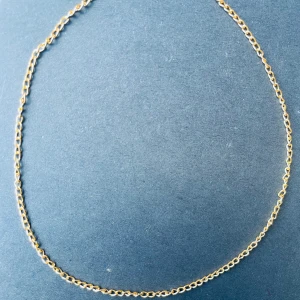 By prisförslag- Tunn guldfärgad/silver kedja armband valfri längd - Snyggt och enkelt armband med tunn guldfärgad/silver kedja. Länkarna är små och ovala, vilket ger ett stilrent och minimalistiskt intryck. Perfekt för dig som gillar diskreta smycken med lite edge. Passar att bära som det är. Kan fås i valfri längd.