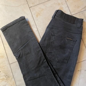 Nudie Jeans - Ett par härliga svartgråa jeans från nudie. Storlek 32/32 men sitter som 31 möjligen 30 i midjan. Skriv för frågor, pris diskuterbart.