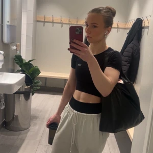 Svart croppad träningstopp från ICANIWILL - Svart croppad träningstopp från ICANIWILL med korta ärmar och rund hals. 