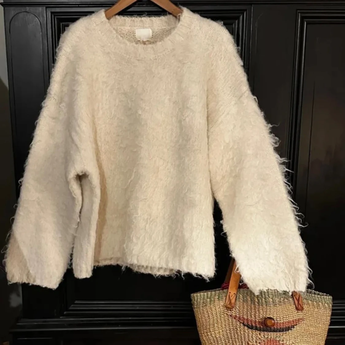 Fluffig vit stickad tröja