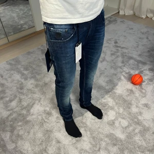Handpicked jeans  - Säljer ett par mörkblå jeans från Handpicked med snygg tvätt och klassisk femficksdesign. Jeansen har en smal passform och är tillverkade i mjukt bomullsmaterial med lite stretch för extra komfort. Perfekta för dig som gillar stilrena och moderna jeans.