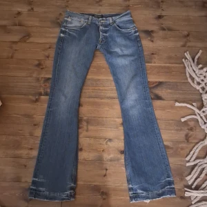 Blå bootcut jeans från Black Label - Säljer ett par klassiska blå jeans från Black label med bootcut-modell och låg midja. Jeansen har fem fickor, snygga slitningar vid benslut och är tillverkade i ett jeans/denim material. Perfekta för dig som gillar en avslappnad och tidlös look Obs! De är omsydda från baggy/straight till bootcut och lågmidjade! Pris kan diskuteras!💗💞