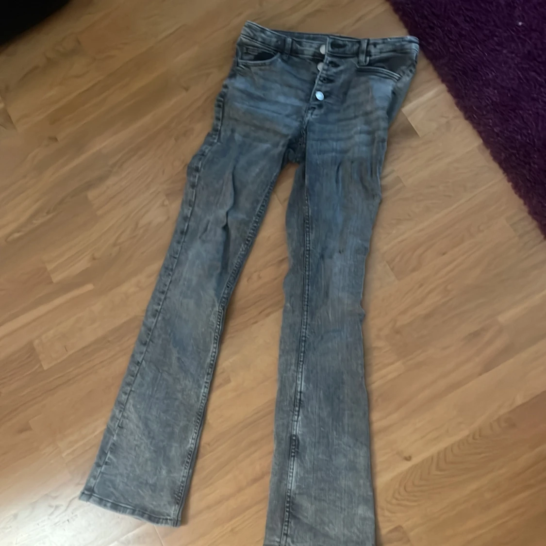 Grå bootcut jeans från H&M