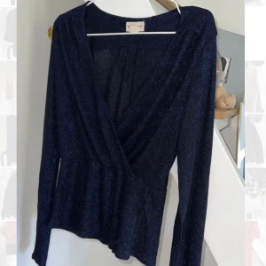 3 stycken blusar ( paketpris ) - Oanvända alla tre. Storlek S på den mörkblåa och leopard toppen och storlek L på den benvita skjortan, men är mer som en M.