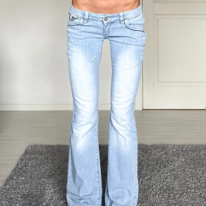 Jeans - Midjemått: 38cm rakt över, innerbenslängd: 80cm 💗