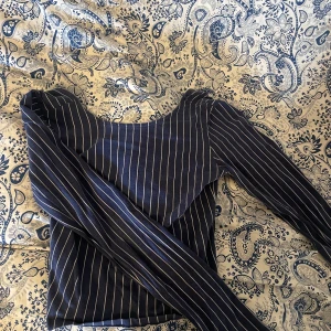 Tunn långärmad - Blårandig tunn långärmad tröja från gina tricot. Högre där fram och väldigt urringad där bak och sitter ganska tight. Knappt använd. Storlek S. Tvättar allt innan, skriv för mer bilder eller om du har några frågor.💞