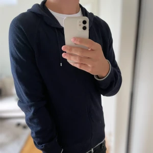 Marinkblå Kashmir hoodie från Gran Sasso - Mörkblå hoodie från Gran Sasso i Kashmir | skick 9/10✅| skriv vid frågor eller funderingar!