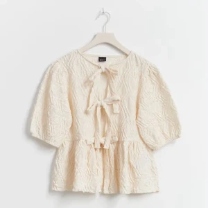 Blus ginatricot - Ginatricot blus som knappt är använd så är i ny skick.🩷 skriv vid funderingar svarar på allt, pris kan såklart diskuteras och skriv för flera bilder (storlek XS) Köpt för 329 kr🩷🩷