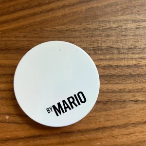 Makeup By Mario Soft Pop Powder Blush - Superfin puderrouge i färgen Poppy Pink från Makeup By Mario. Kommer i en rund vit dosa med spegel i locket. Ger kinderna en fräsch rosa ton och är lätt att applicera med borste. Perfekt för att få till en naturlig glow.