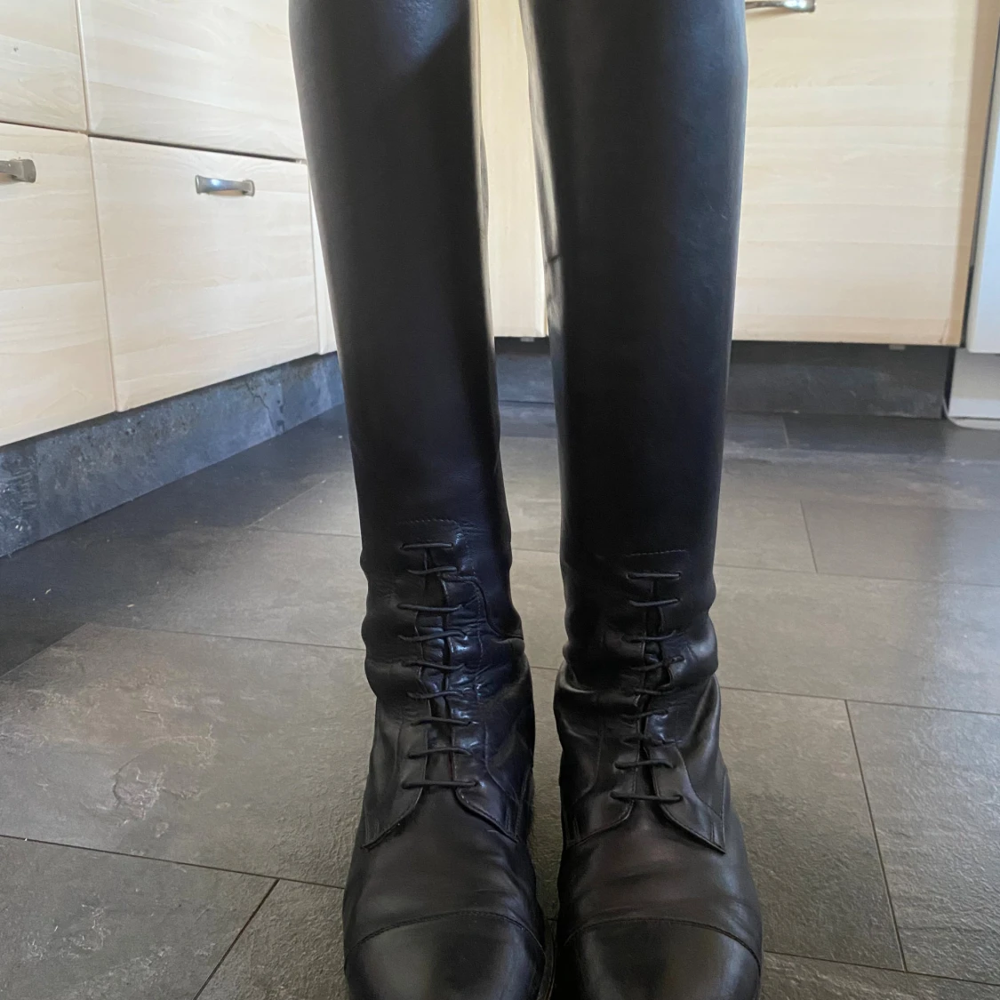 Svarta höga ridstövlar i skinn - 3