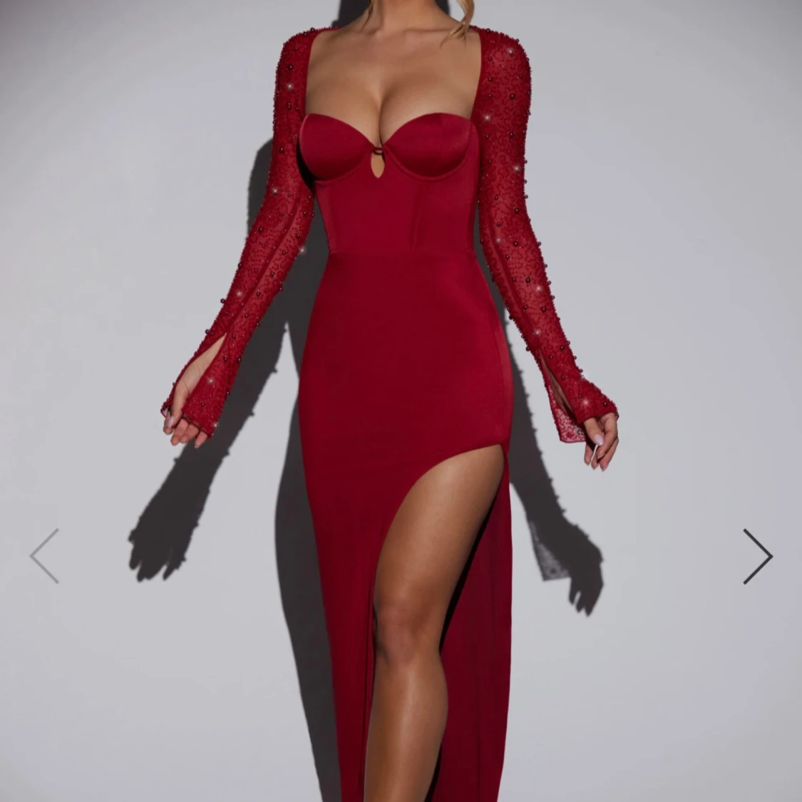 Röd långklänning med pärlade ärmar