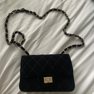 Svart väska i sammet - Svart väska i sammet. Använd ett fåtal gånger. Från ur & penn