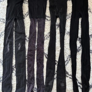4-pack strumpbyxor för barn! - Säljer ett pack med 4 strumpbyxor - 2st svarta glittriga, 1st lila glittriga och 1st hel svart. Inte alls används många gånger!🪩