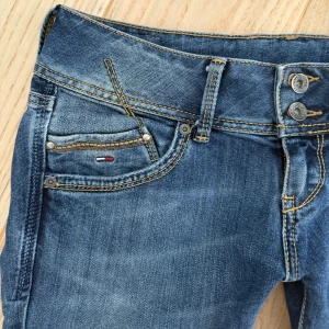Tommy Hilfiger jeans💕 - Säljer dess jätte snygga jeans från Tommy hilfiger i jättefint skick💞💞midjemått 38 cm rakt över och innerbenslängden 80 cm, skriv gärna vid fler frågor eller funderingar🥰