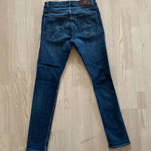 Tiger Of Sweden 31/32 - Säljer nu ett par snygga och fräscha Tiger Of Sweden jeans i strl 31/32! Dom är i ett riktigt bra skick och är i en fin färg! Model-EVOLVE Nypris-1599