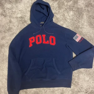 Polo Ralph Lauren Hoodie - Fluffig o skön hoodie från Ralph Lauren säljs nu! Size M men passar även S. Bara att höra av er vid minsta liten fundering!