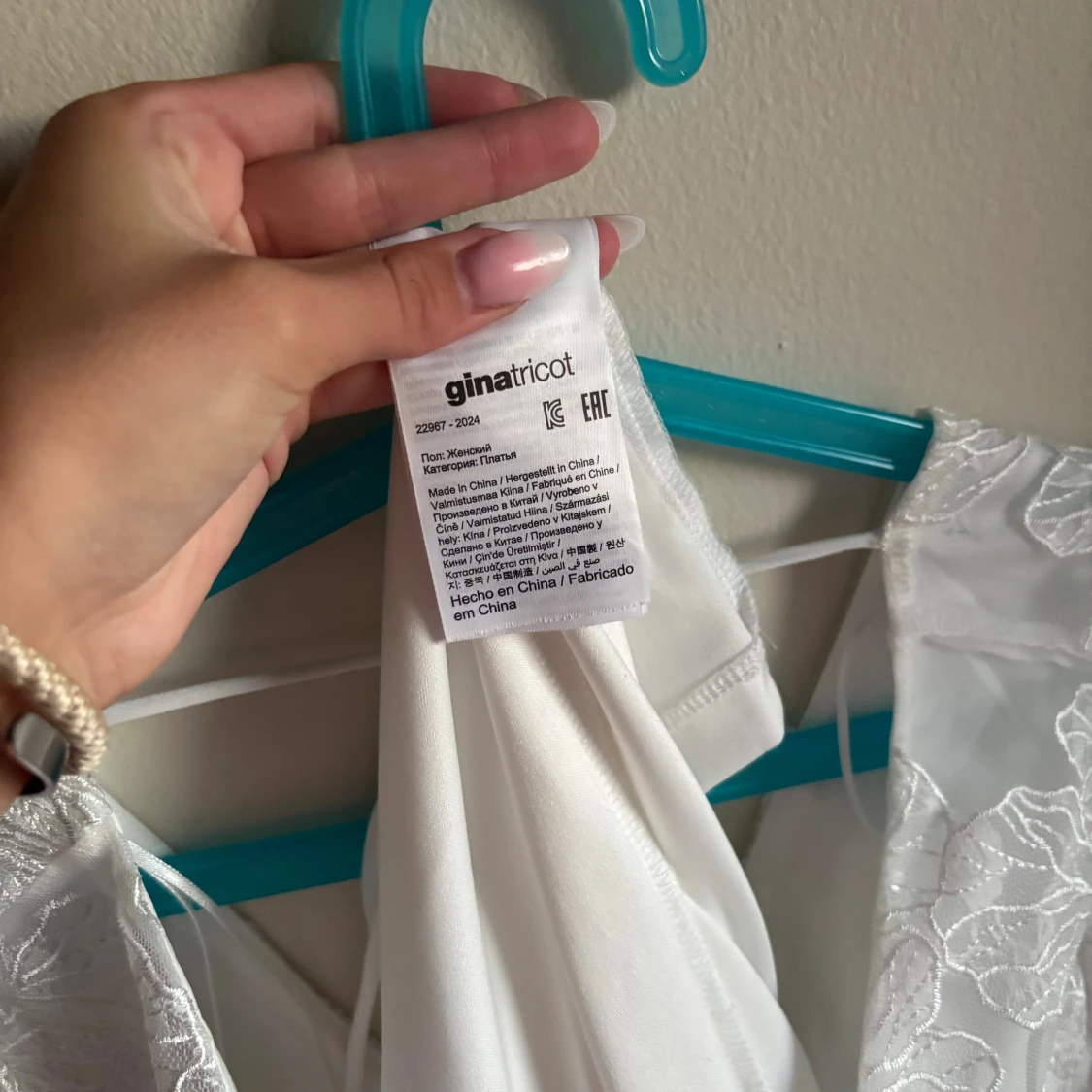 Vit spetsklänning från Gina Tricot - 4